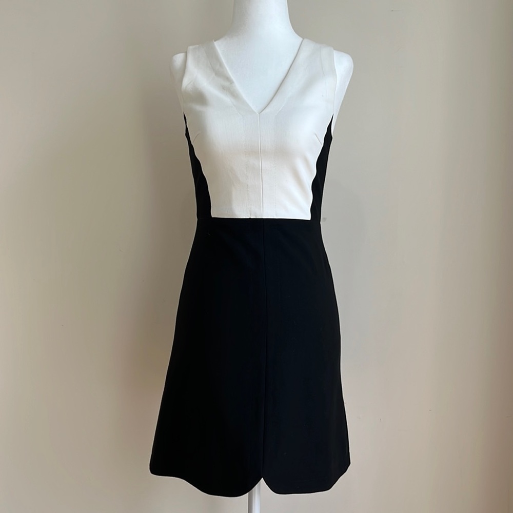 Tibi Colorblock V-neck mini dress. Stretch fabric. Size 0.
